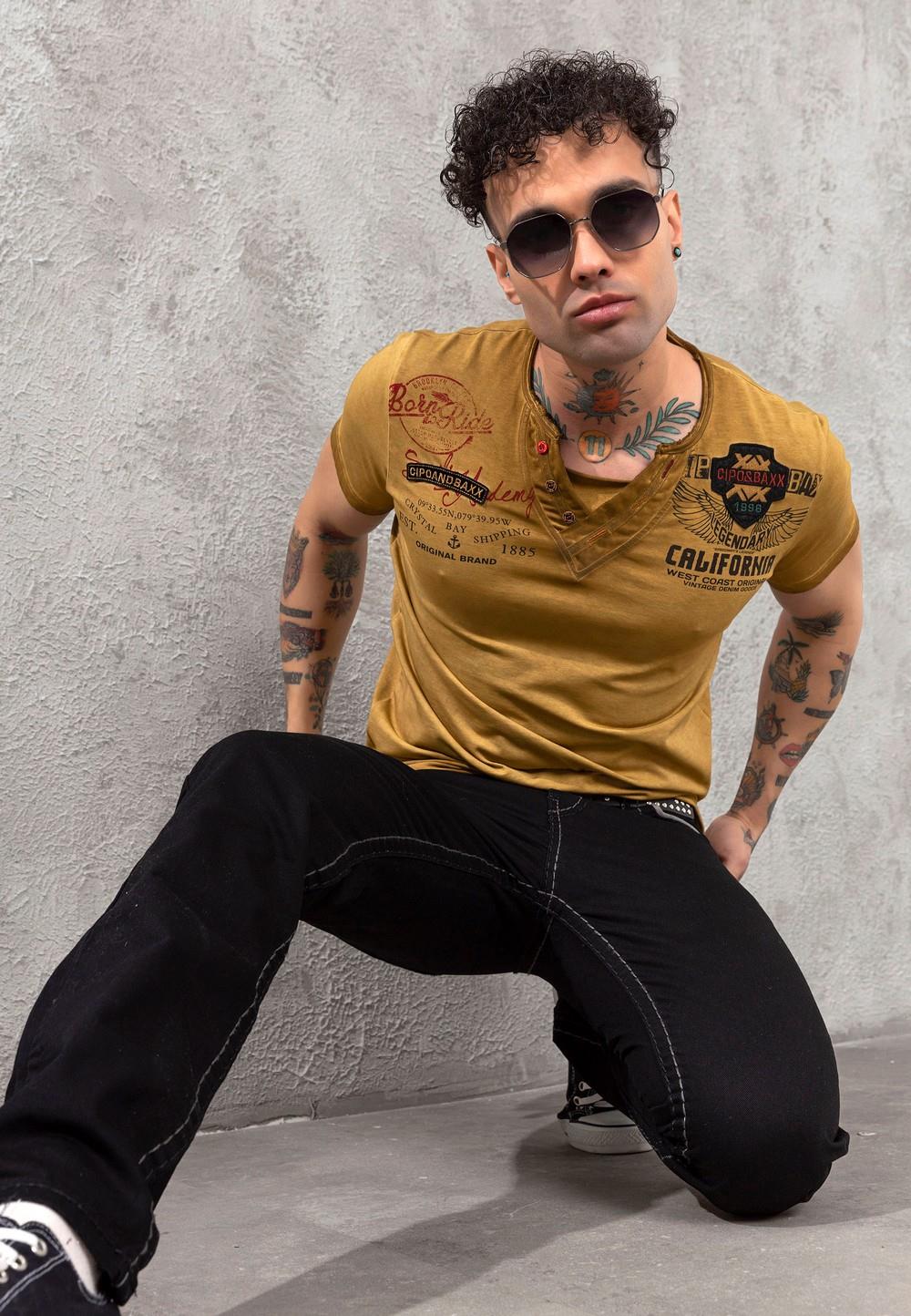 CT783 Men’s Buttoned V-Neck T-Shirt with California Print