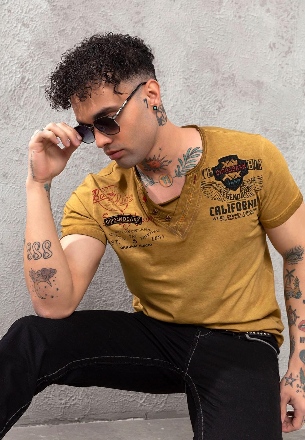 CT783 Men’s Buttoned V-Neck T-Shirt with California Print