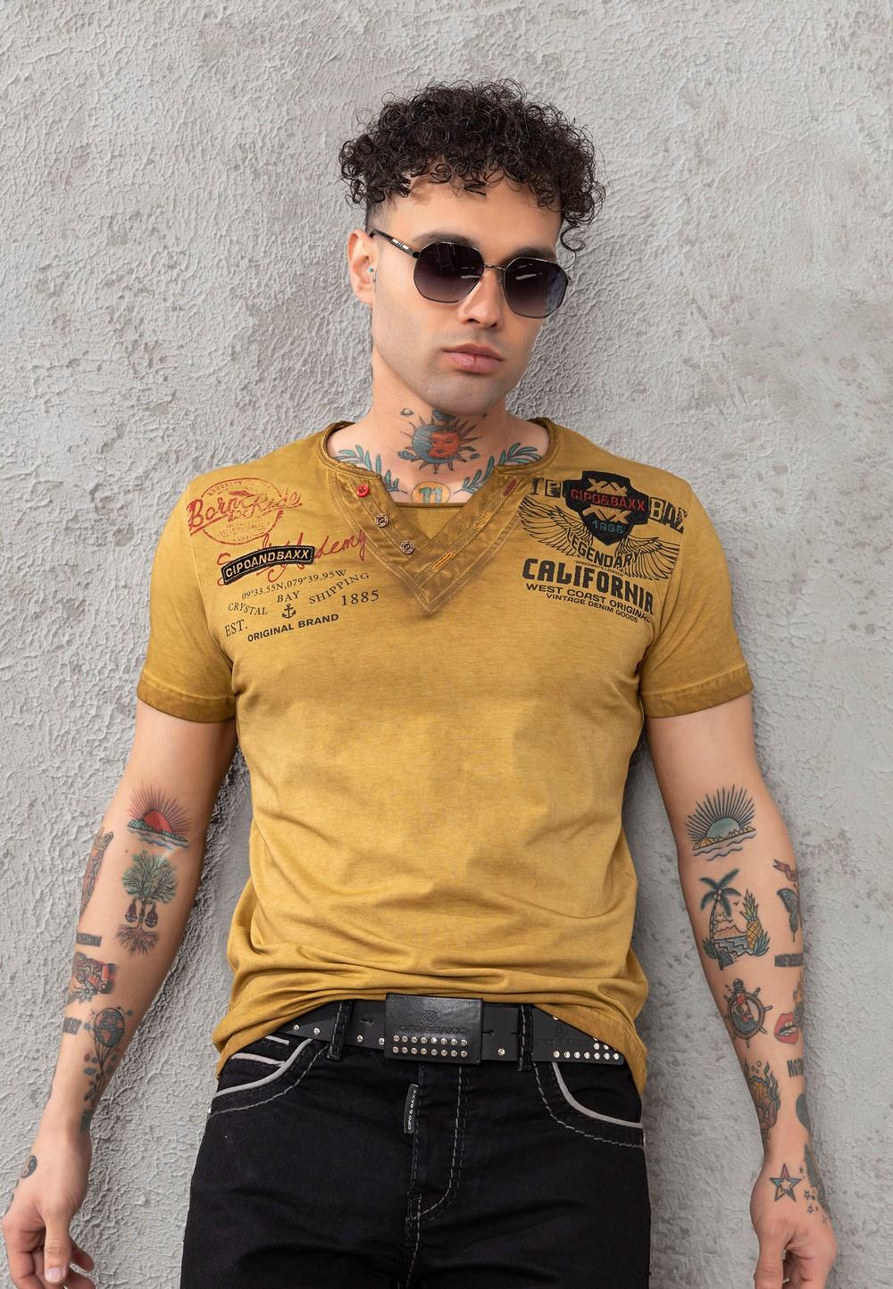 CT783 Men’s Buttoned V-Neck T-Shirt with California Print