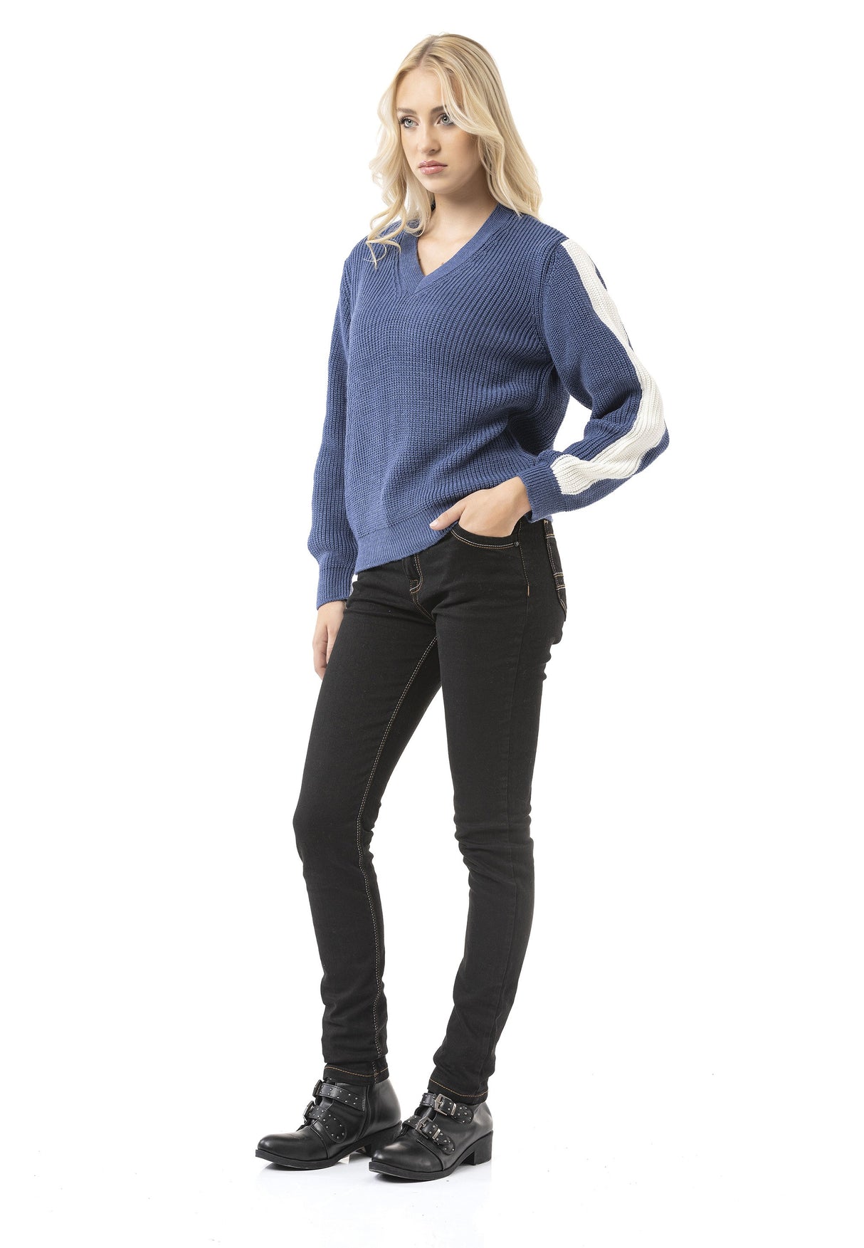 WP260 Kadın Örme Kazak – V yakalı, nervürlü yapıya ve kollarda çizgili detaylara sahip kazak | Günlük ve boş zamanlarınız için zamansız, rahat bir görünüm