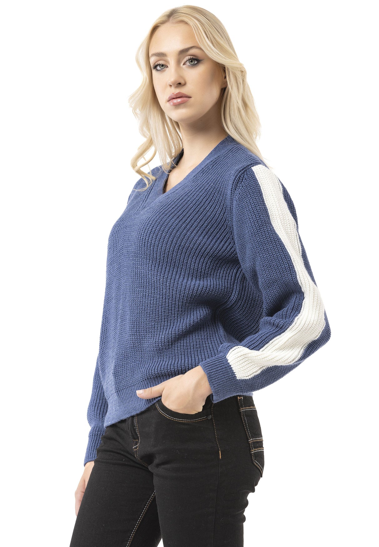 WP260 Kadın Örme Kazak – V yakalı, nervürlü yapıya ve kollarda çizgili detaylara sahip kazak | Günlük ve boş zamanlarınız için zamansız, rahat bir görünüm