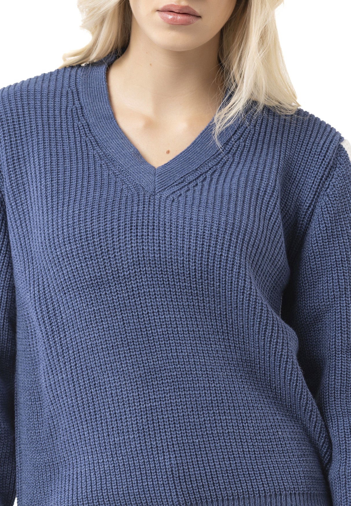 WP260 Kadın Örme Kazak – V yakalı, nervürlü yapıya ve kollarda çizgili detaylara sahip kazak | Günlük ve boş zamanlarınız için zamansız, rahat bir görünüm