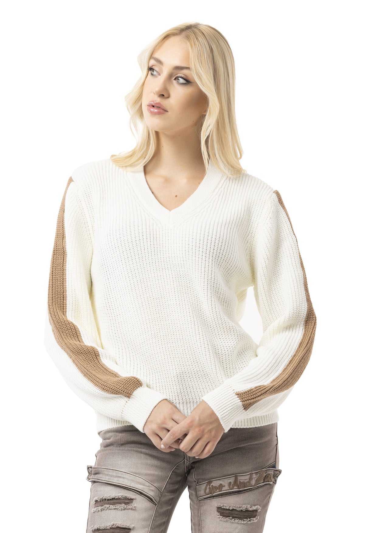 WP260 Kadın Örme Kazak – V yakalı, nervürlü yapıya ve kollarda çizgili detaylara sahip kazak | Günlük ve boş zamanlarınız için zamansız, rahat bir görünüm