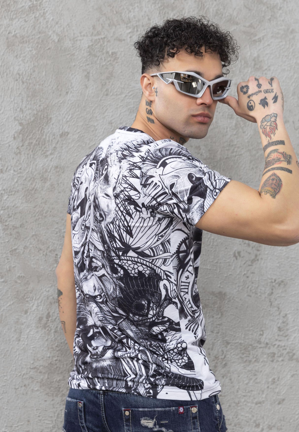 CT781 Men’s Crew Neck T-Shirt with Bold Eagle Graphic Design