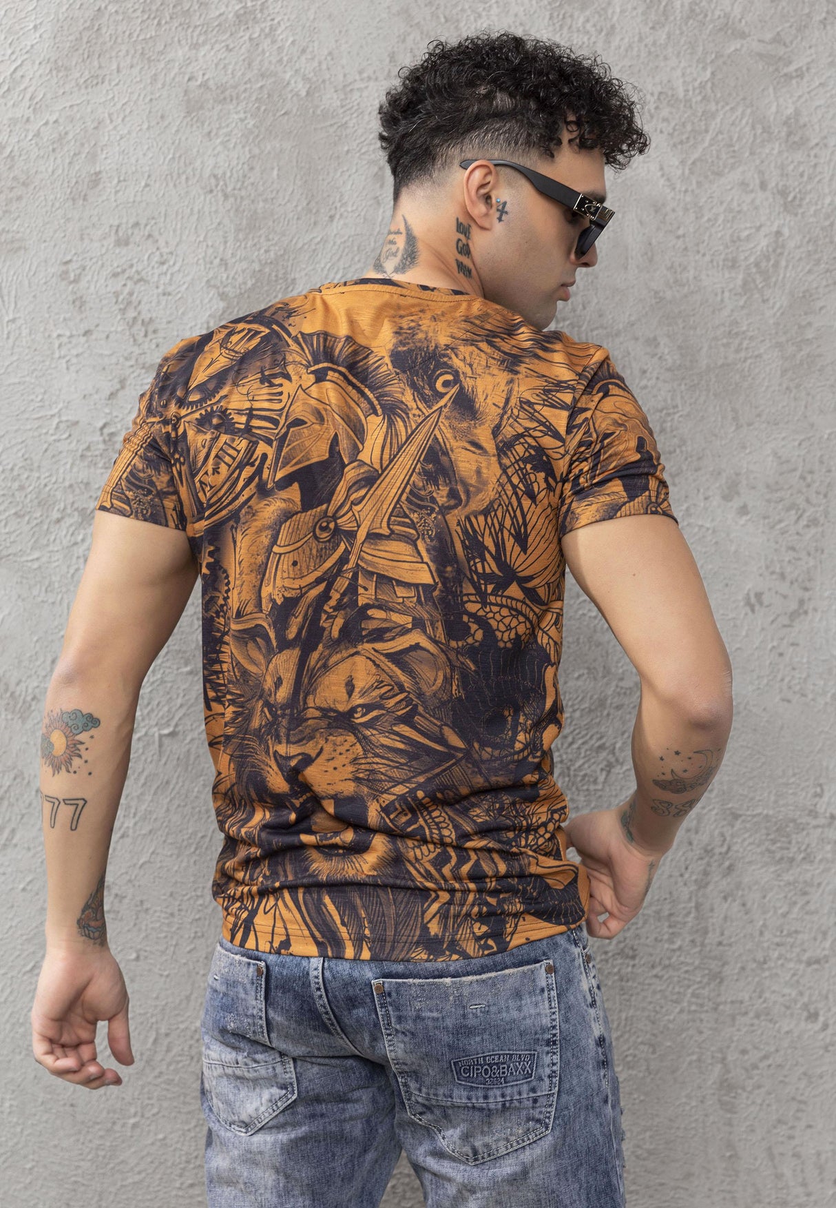 CT781 Men’s Crew Neck T-Shirt with Bold Eagle Graphic Design