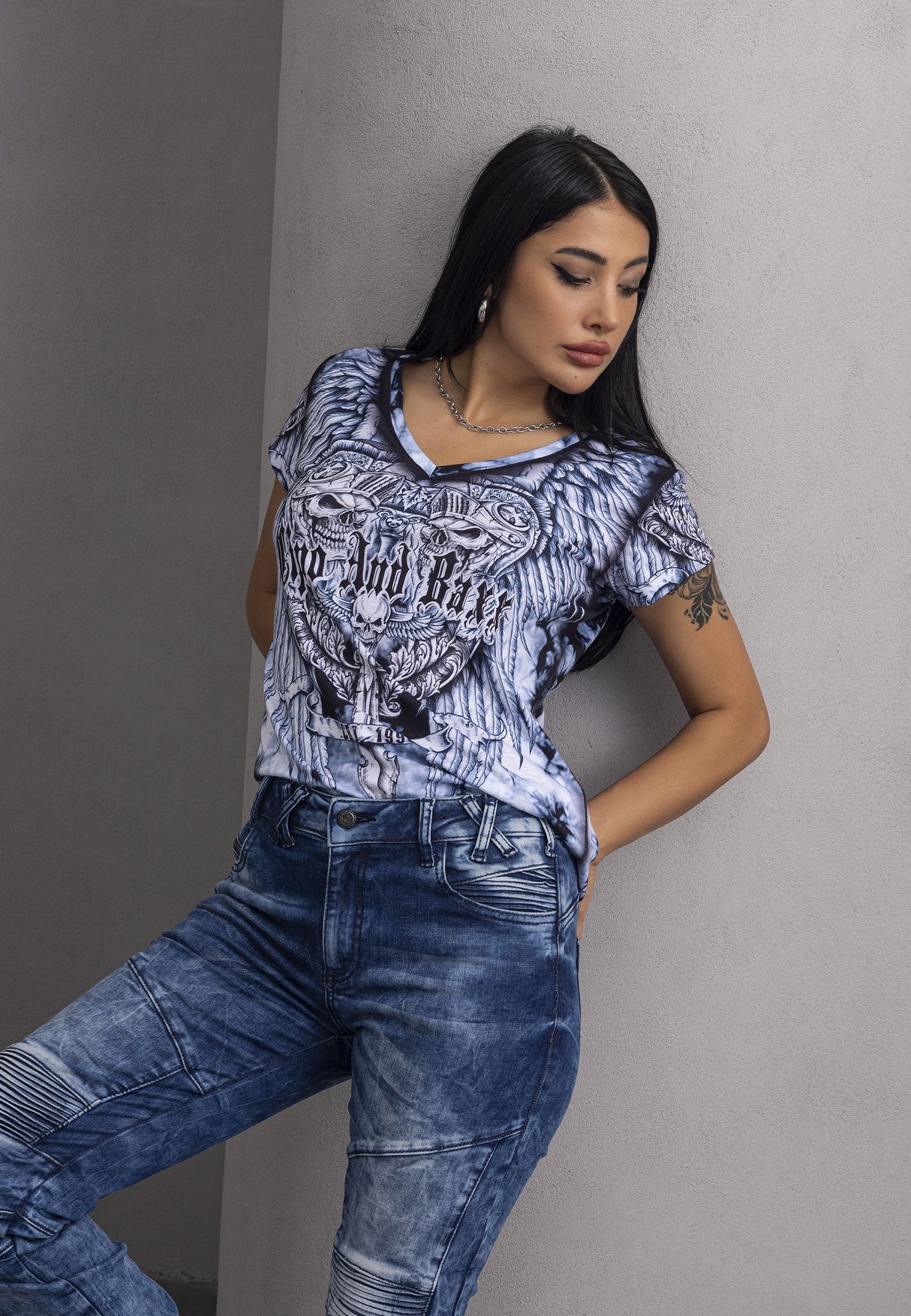 WT384 – Women’s Bold Pattern Street Chic Tee